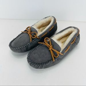 DEARFOAMS “FIRESIDE by DEARF” SUEDE GENUINE FUR LINED BOATER SLIPPERS/MOCCASIN🆕